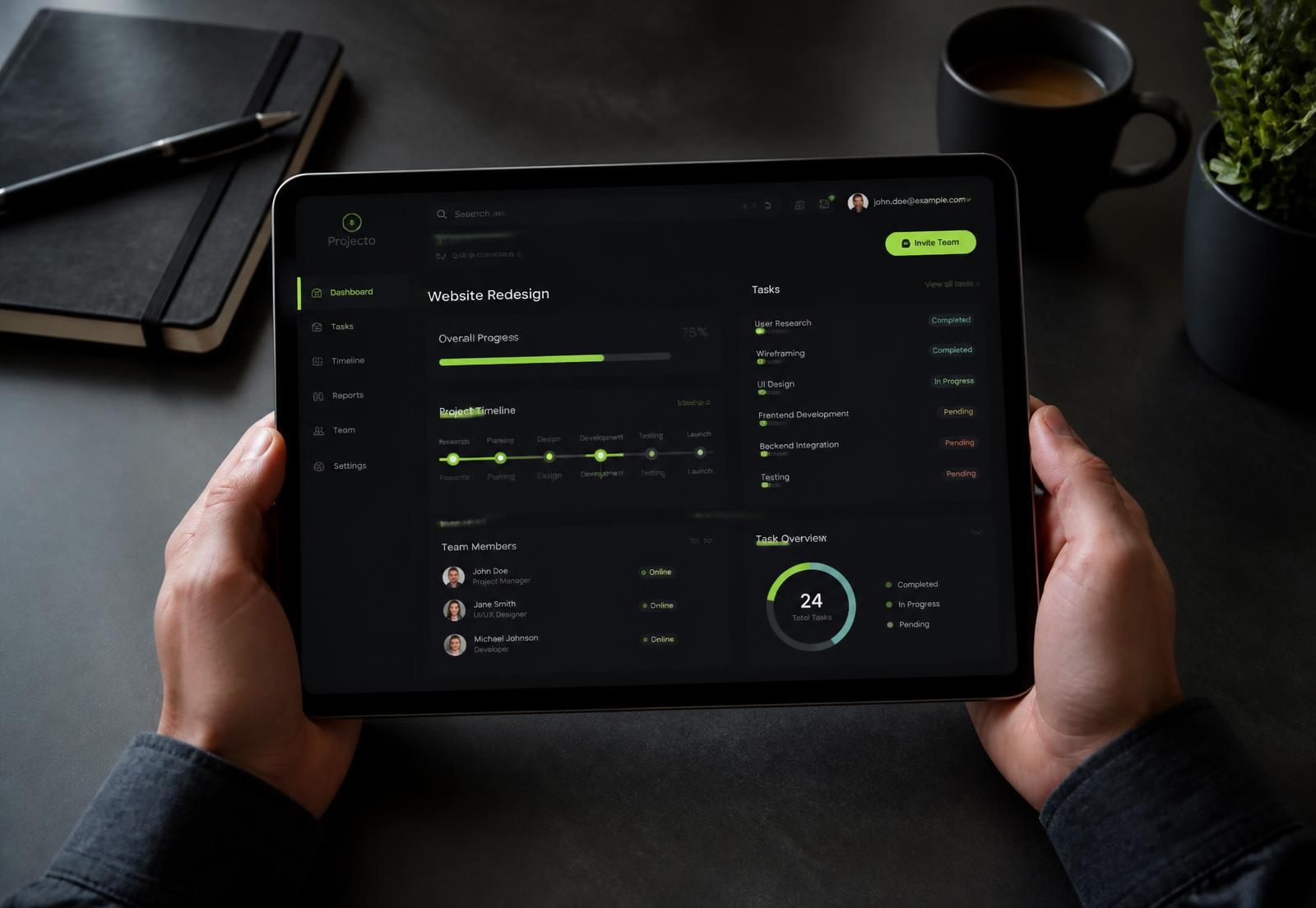 Client consultant l'avancement de son projet sur tablette