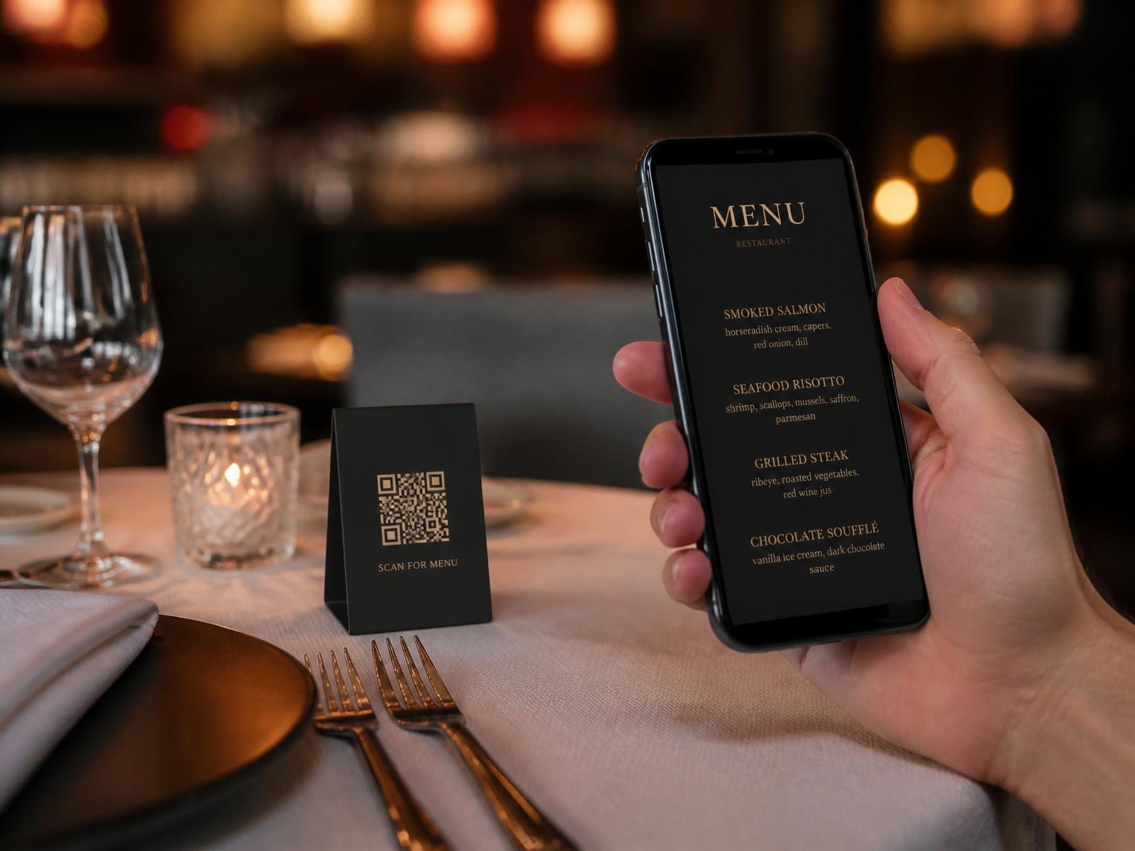 QR Code de menu posé sur une table de restaurant, scanné par un client